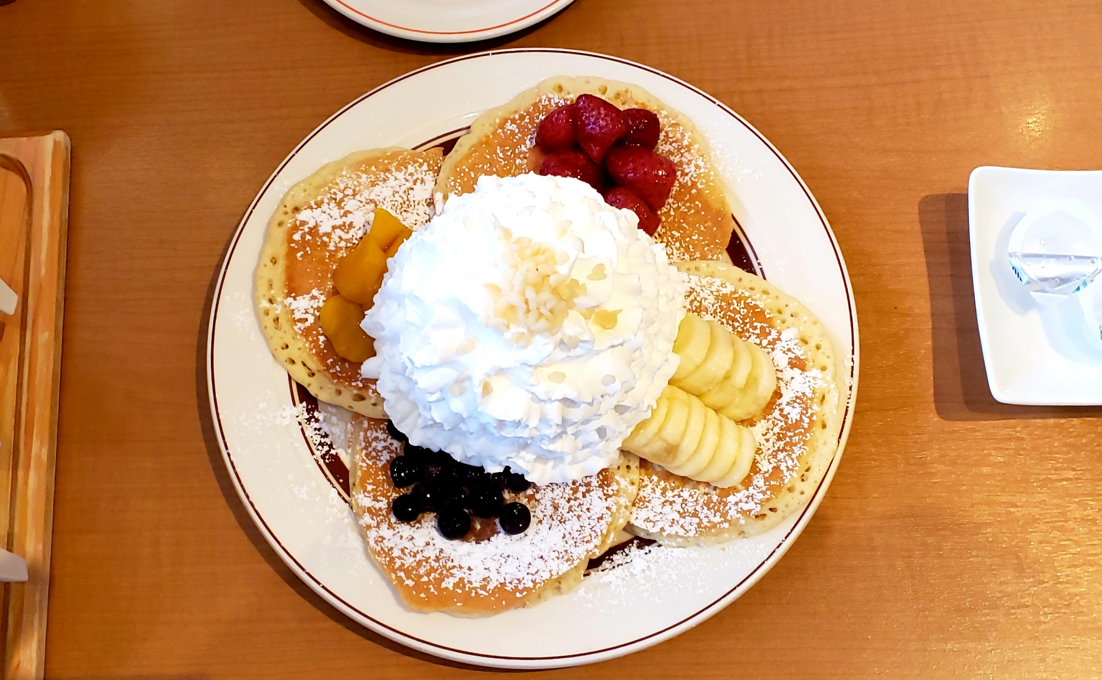 【Eggs'n Things(エッグスンシングス)】もこもこホイップの贅沢パンケーキ｜Alcocca梅田 （アルコッカ 梅田）