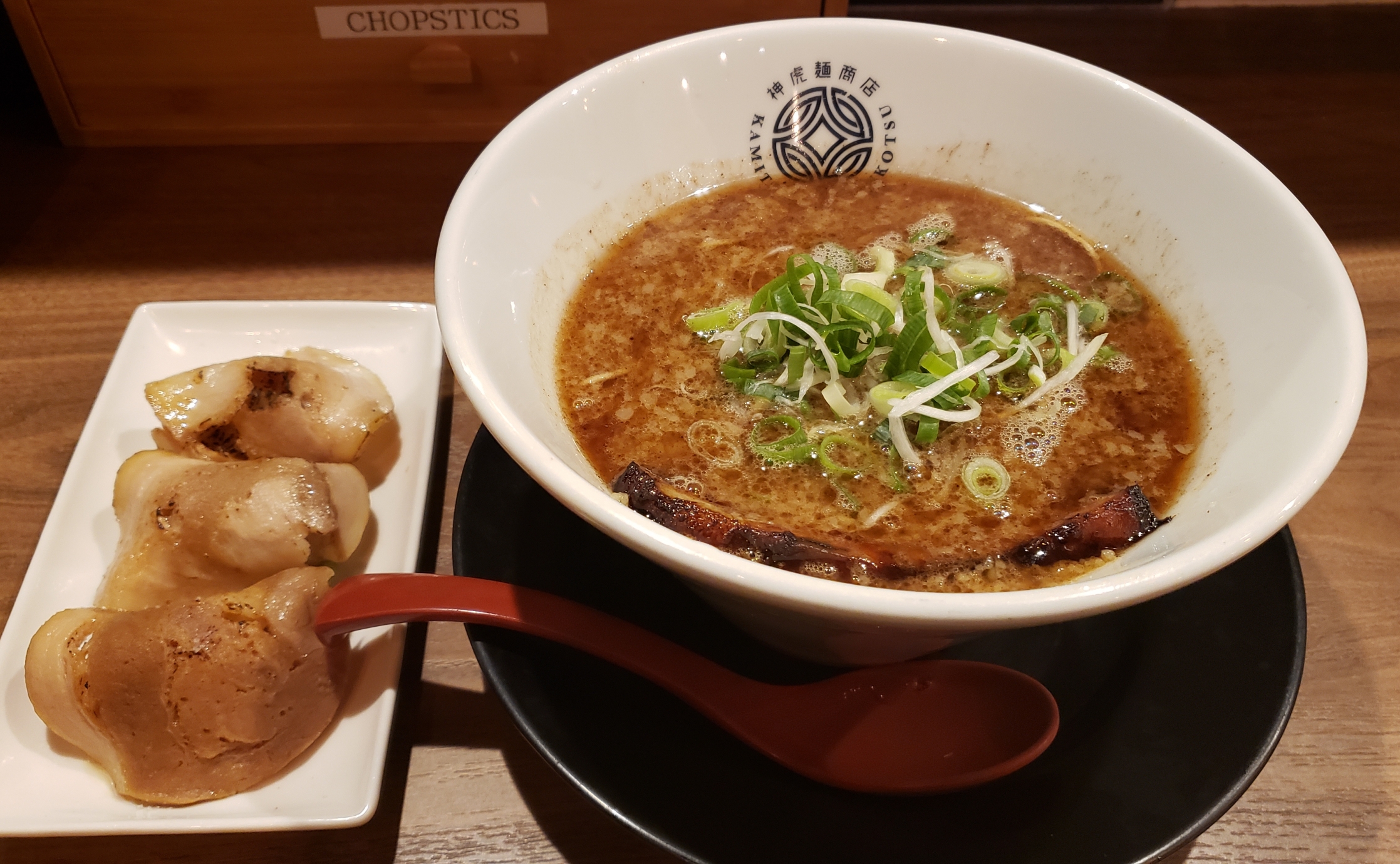 【神虎　肥後橋店】こってりラーメン×こってりご飯のマリアージュ！　