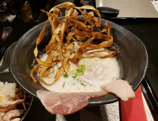 【鶏Soba 座銀 本店】濃厚な鶏白湯ラーメンにカリカリごぼうがたまらない！
