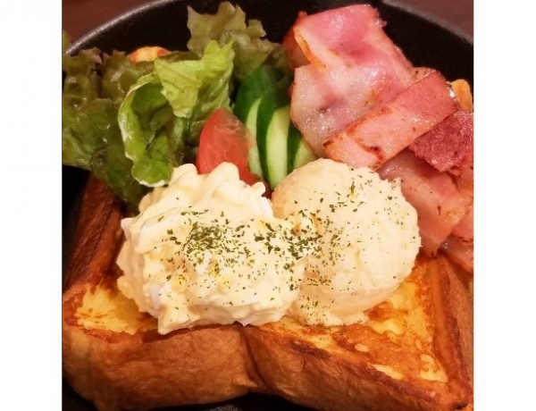 甘味と塩味の絶妙ハーモニー！「タマゴサラダとベーコンのもっちりフレンチ」