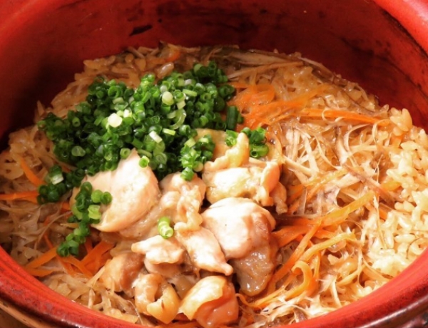  土鍋でぐつぐつ！鶏と季節の野菜の炊き込みご飯🍚🥢｜鶏料理pao