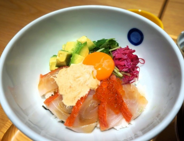 Alcocca News☆☆テーマは「お米を美味しく楽しく食べよう！」バラエティ豊かなどんぶりを定食スタイルで味わうカフェ「マルモキッチン」