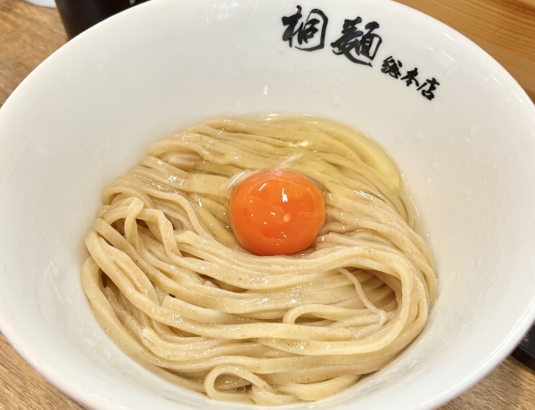 つるっつるの麺に綺麗な卵が乗ったシンプルラーメン🍜