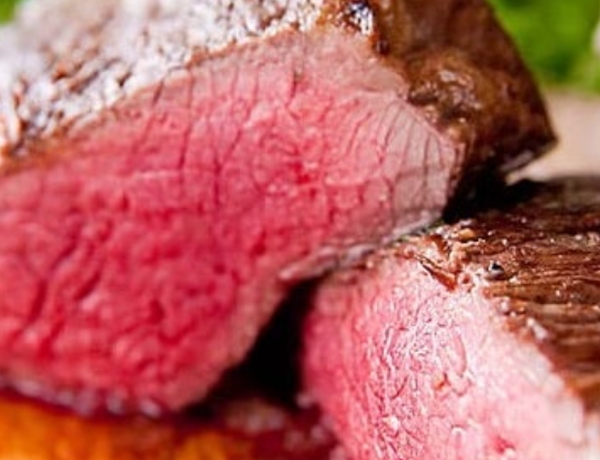 名物「塊肉ステーキ」の調理工程をご紹介🥩
