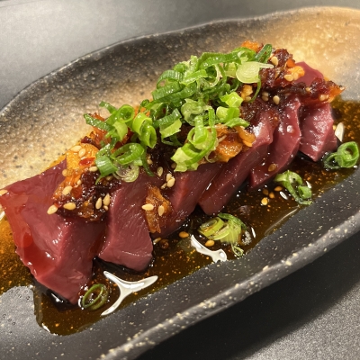 和牛ハツ刺し-自家製ラー油-|おきなわ!ステーキ酒場 さぎり